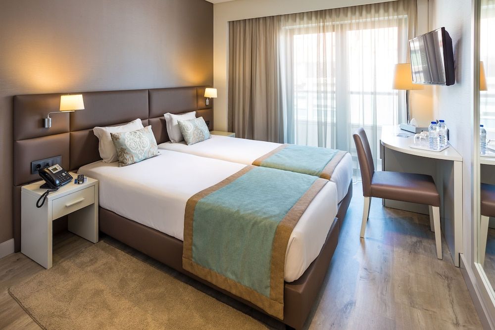 Empire Lisbon Hotel Standard Twin Room 9