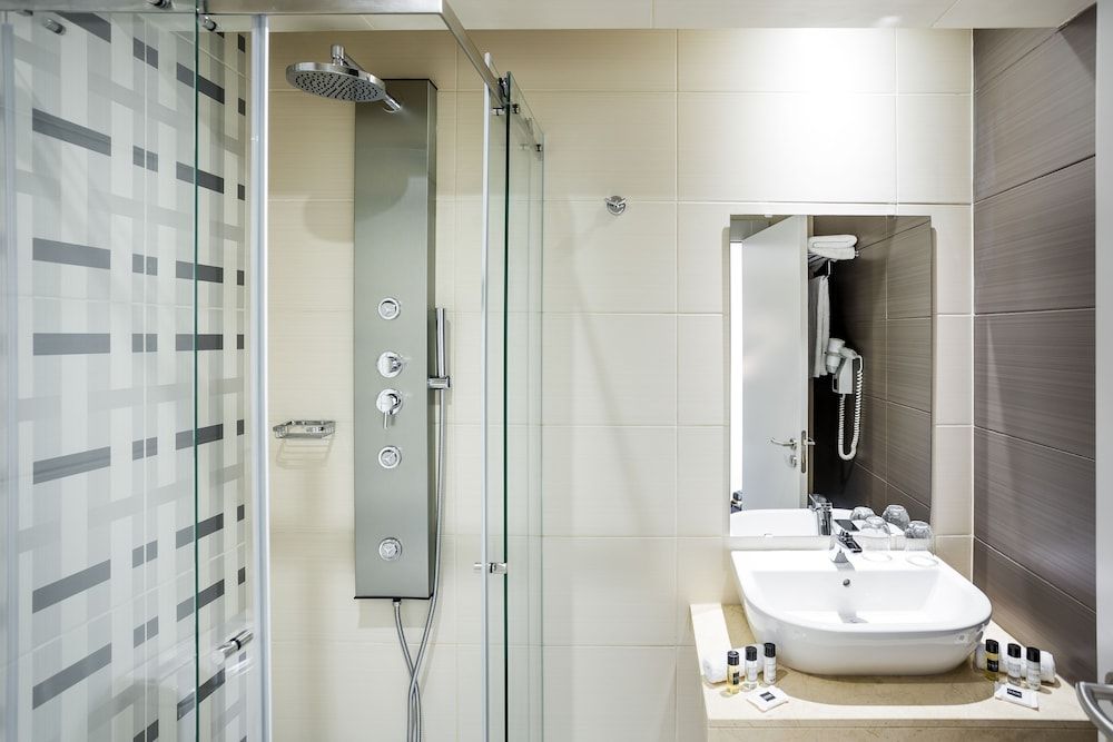 Empire Lisbon Hotel Standard Twin Room 19