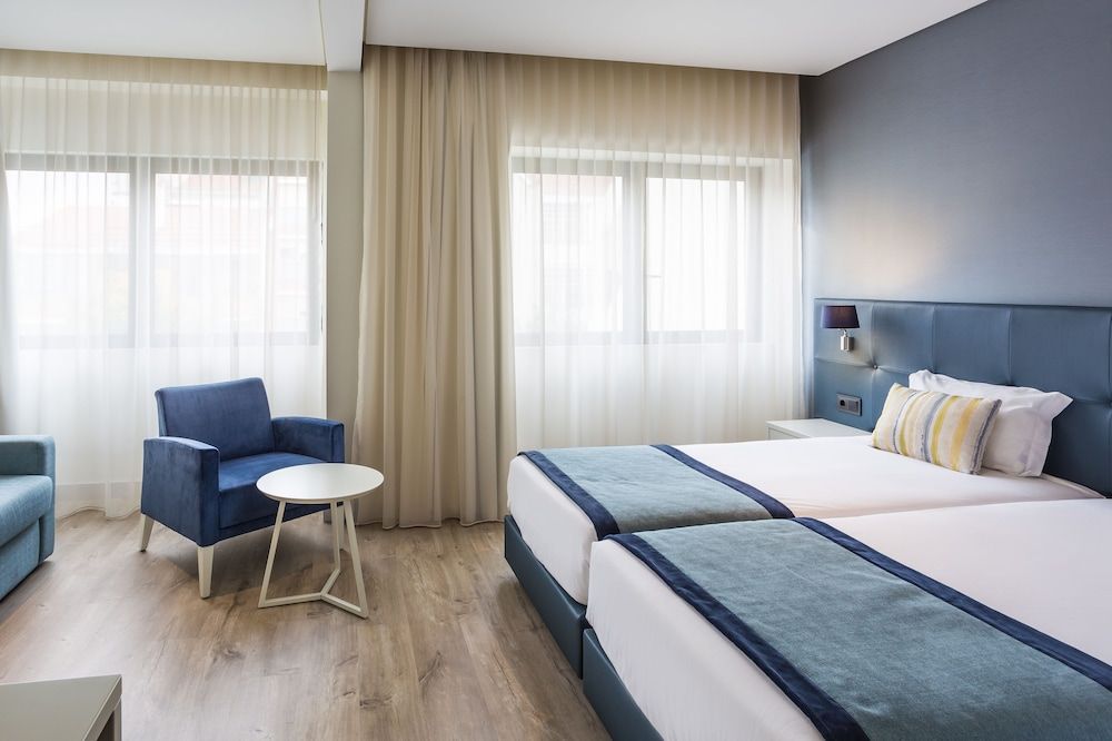 Empire Lisbon Hotel Standard Twin Room 14