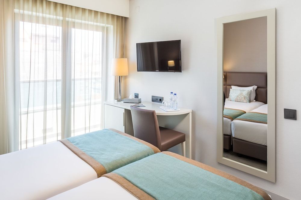 Empire Lisbon Hotel Standard Twin Room 12