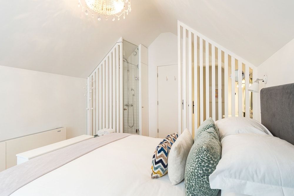 1872 River House by Olivia Charm Room with City View 8