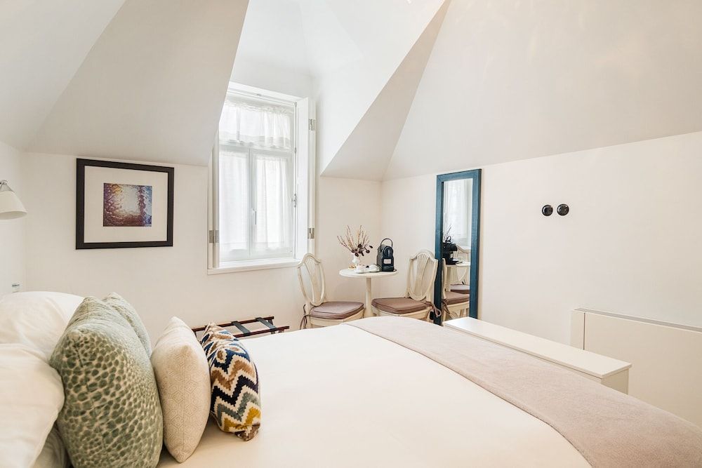 1872 River House by Olivia Charm Room with City View 4