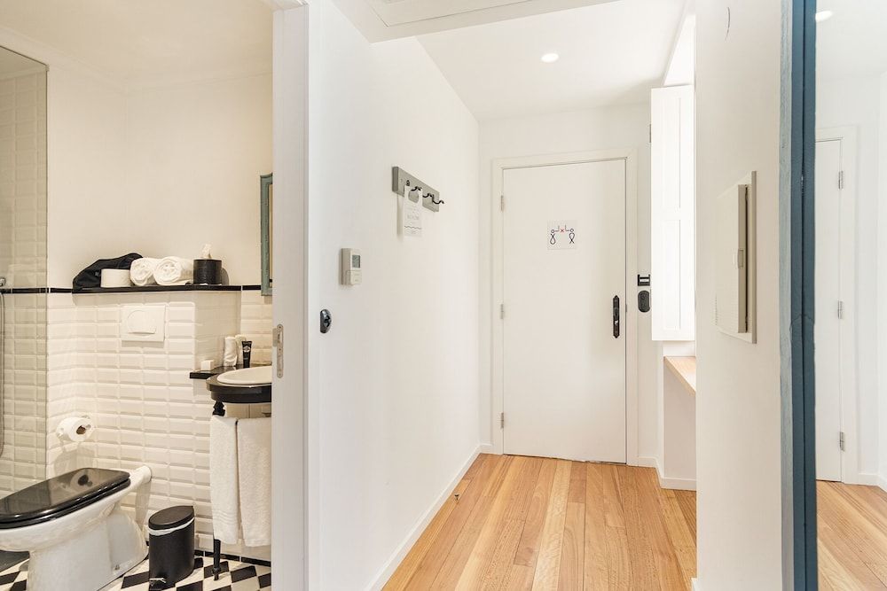 1872 River House by Olivia Charm Room with City View 14