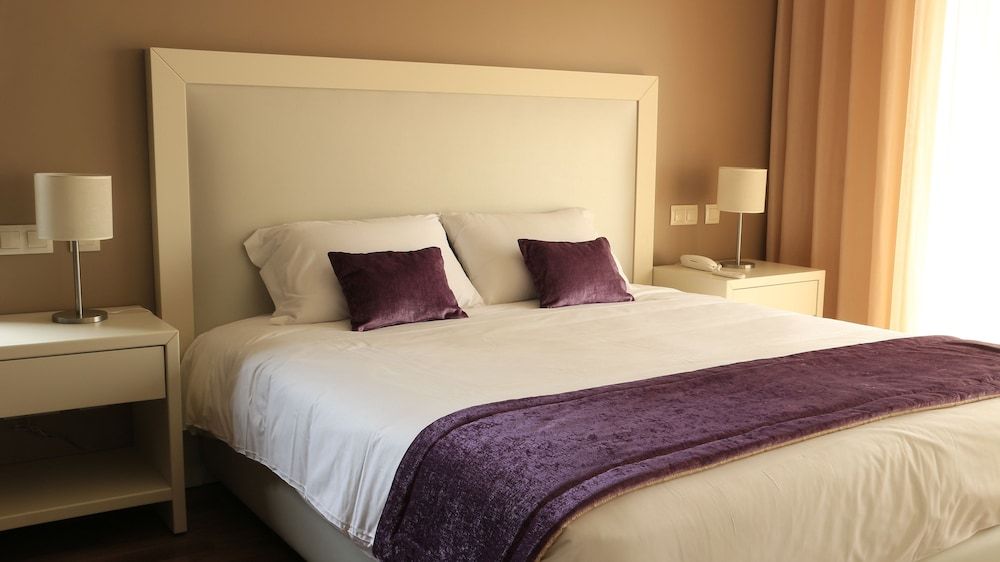Suite, City View