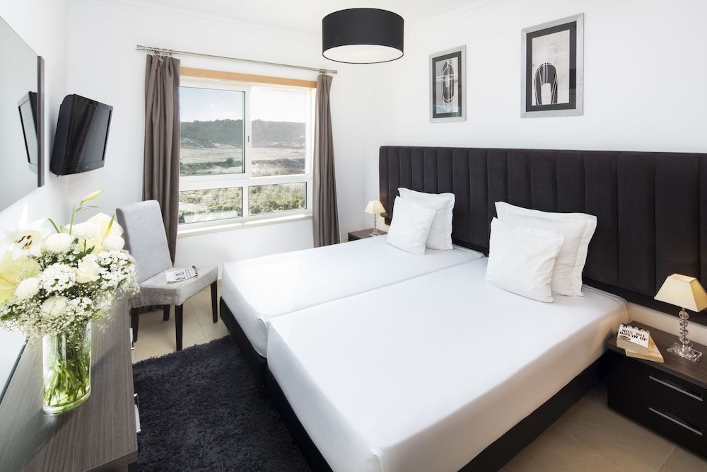 The Beachfront Praia D'el Rey Golf & Beach Resort Deluxe Apartment, 2 Bedrooms, Sea View, Sea Facing 2