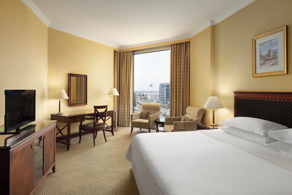 Club Room, 1 King Bed, Smoking