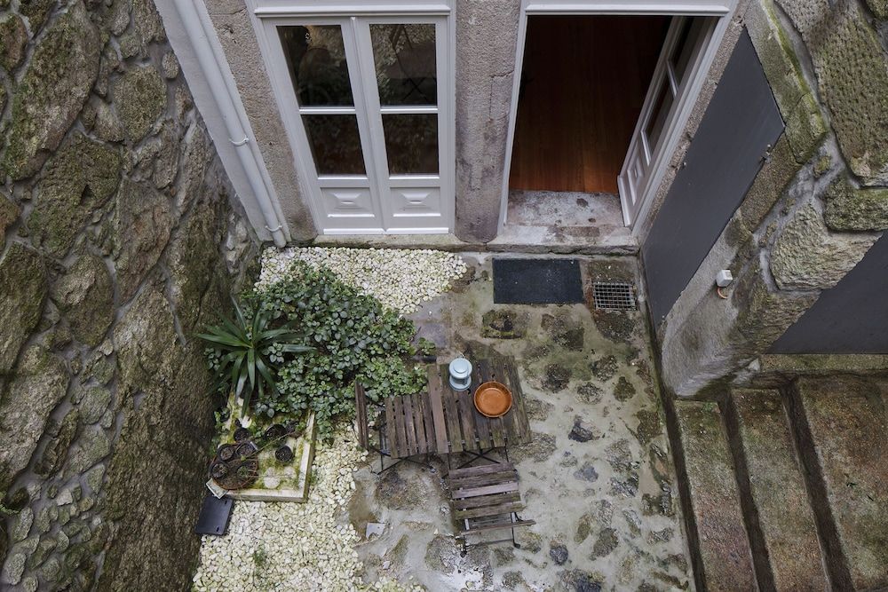 Cale Guest House Deluxe Room, City View 9