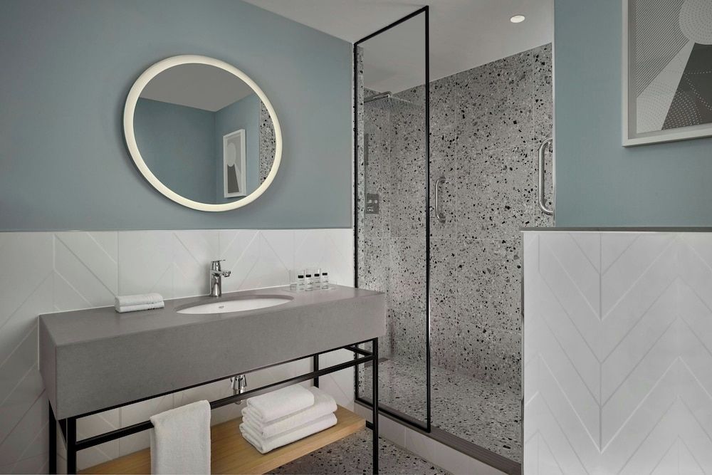 Sheraton Amsterdam Airport Hotel and Conference Center Deluxe Room, 2 Twin Beds, Non Smoking 4