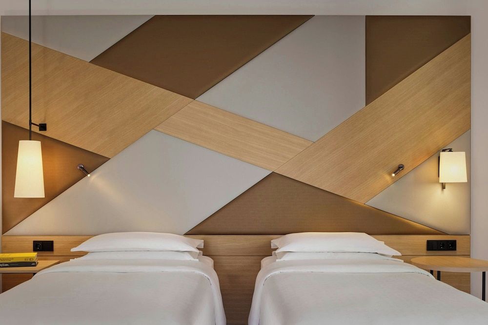 Sheraton Amsterdam Airport Hotel and Conference Center Deluxe Room, 2 Twin Beds, Non Smoking 2