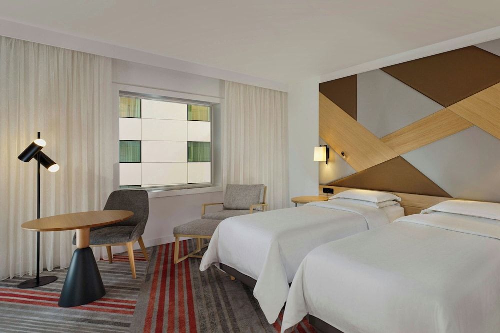 Sheraton Amsterdam Airport Hotel and Conference Center Deluxe Room, 2 Twin Beds, Non Smoking 3