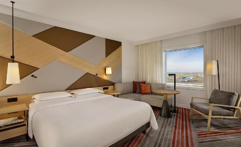 Deluxe Guest room, 1 King, Airport view