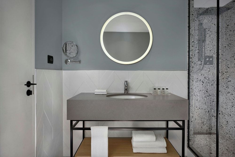 Sheraton Amsterdam Airport Hotel and Conference Center Deluxe Room, 2 Twin Beds, Non Smoking 5