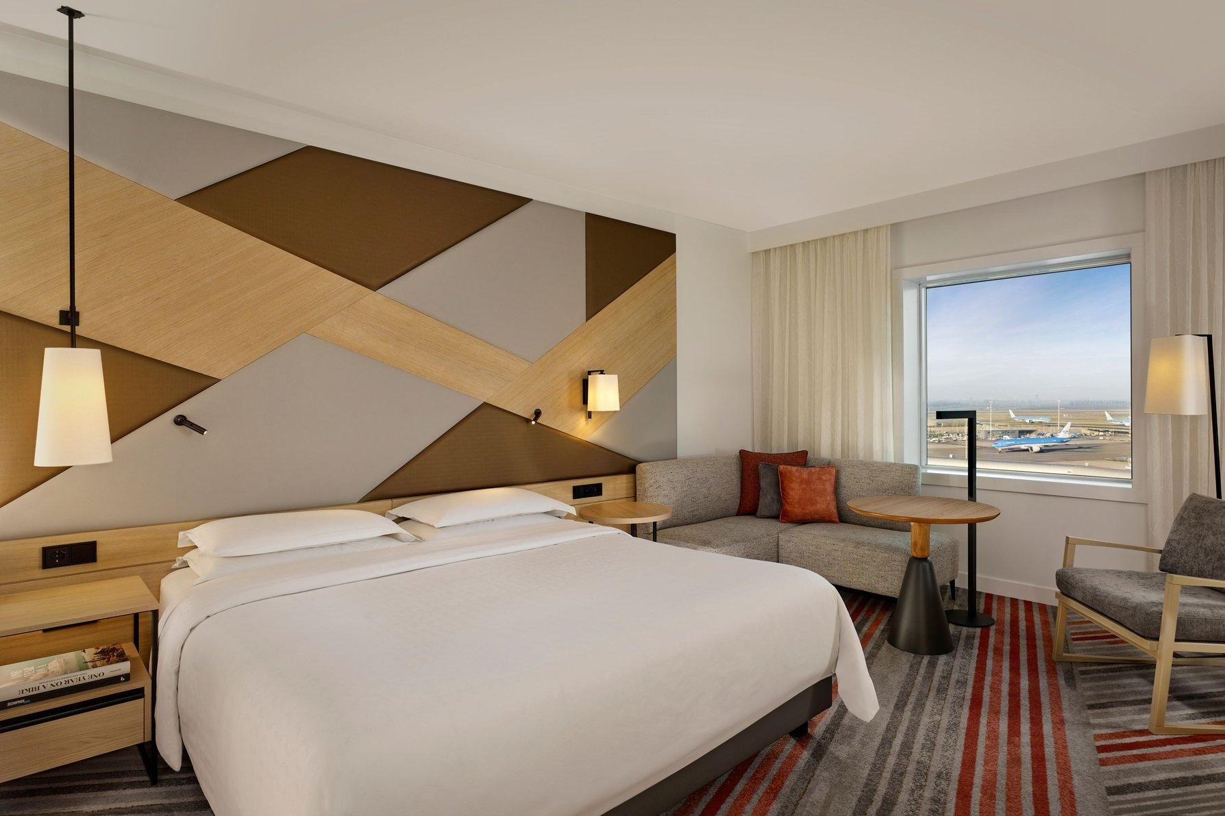 Club Lounge, Guest room, 1 King, Airport view, Breakfast