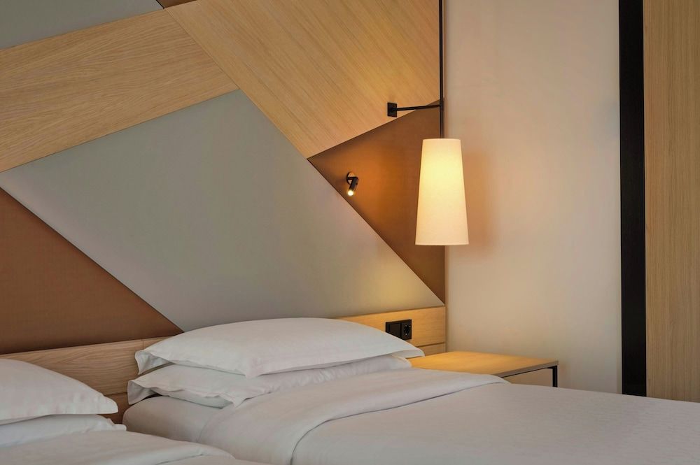 Sheraton Amsterdam Airport Hotel and Conference Center Deluxe Room, 2 Twin Beds, Non Smoking