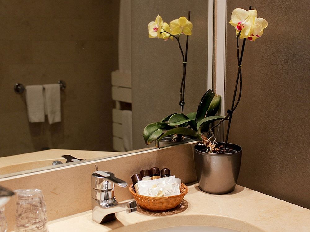 Consolata Hotel Triple Room 5