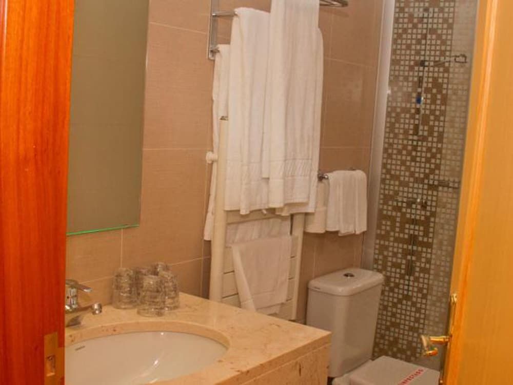 Consolata Hotel Triple Room 6