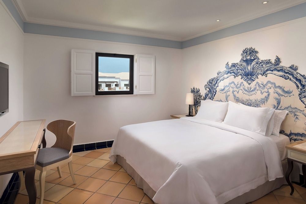 Junior Suite, 1 Queen Bed, Non Smoking, Resort View (Balcony)