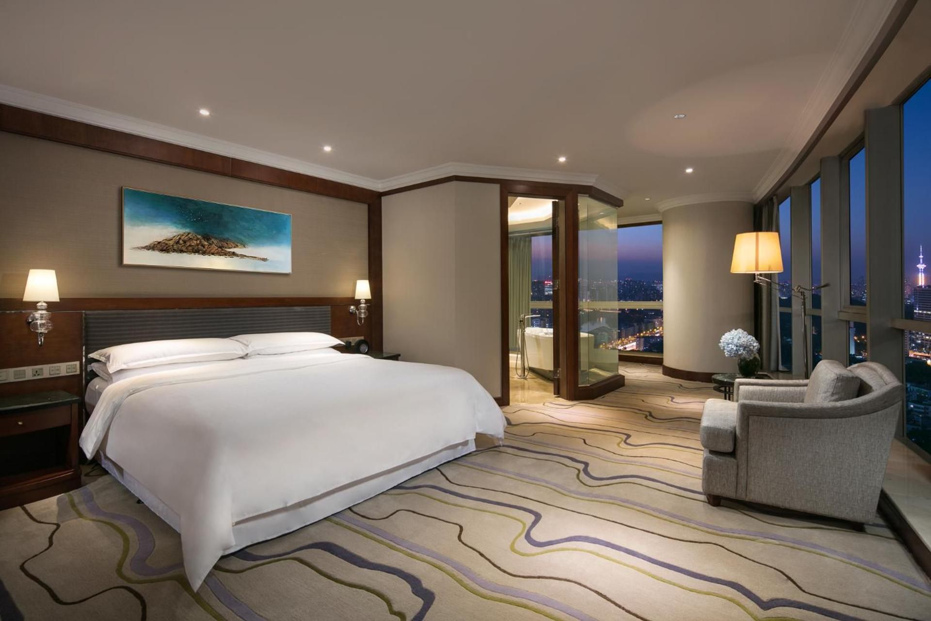Towers Executive Suite, Tower Lounge access level, 1 King