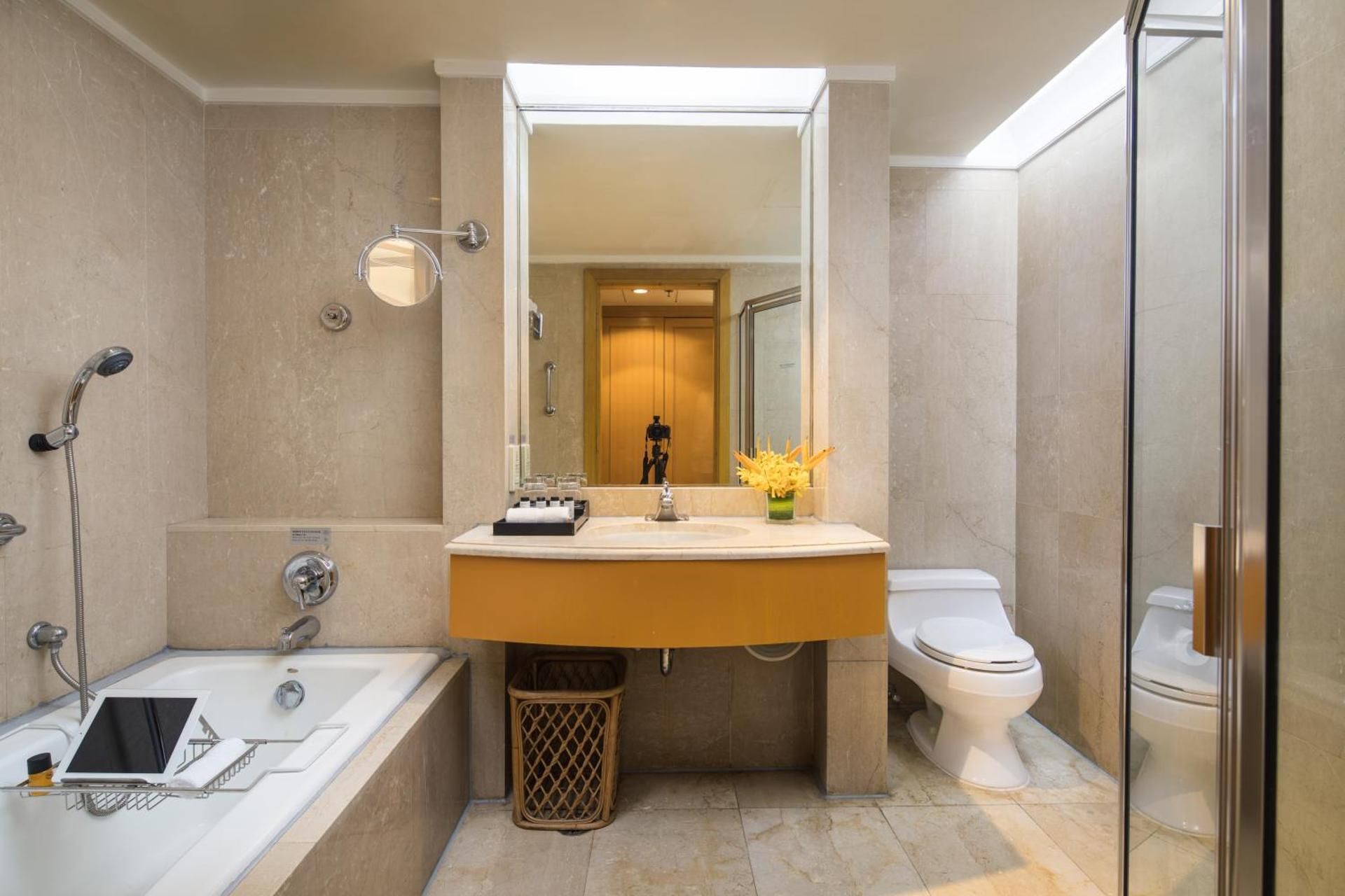 President Room, Tower Lounge access level, 2 King, City view