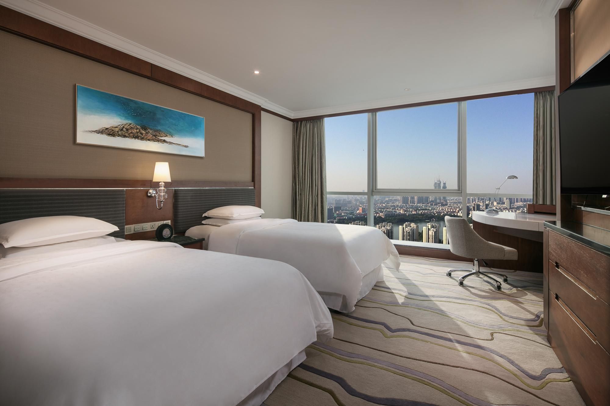 MarriottSquad Family Room, Tower Lounge access level, Guest room, 2 Twin, City view