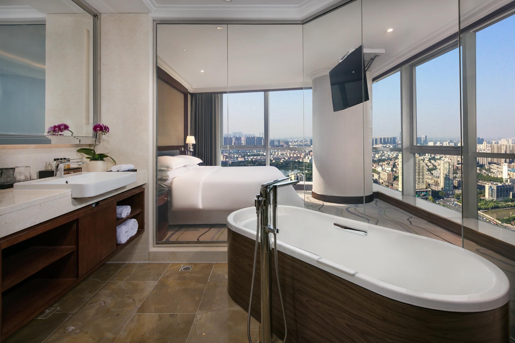 Towers Executive Suite, Tower Lounge access level, 1 Bedroom Executive Suite, 1 King, City view
