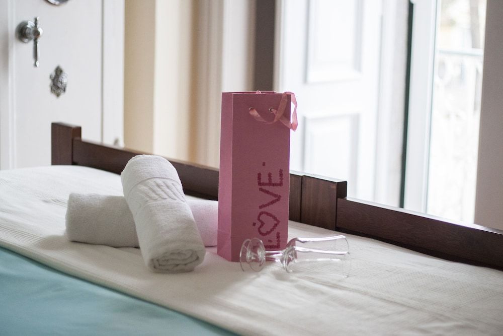 Lisb'on Hostel Double Room, Shared Bathroom 7