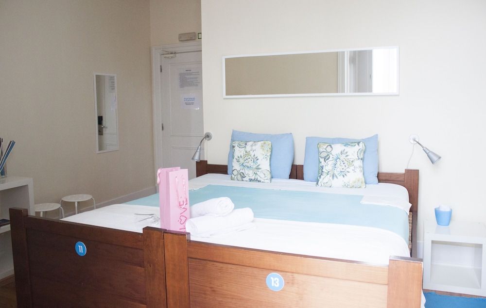 Lisb'on Hostel Double Room, Shared Bathroom 2