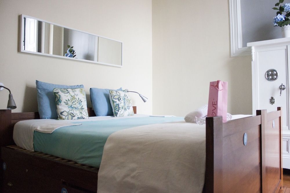 Lisb'on Hostel Double Room, Shared Bathroom 8