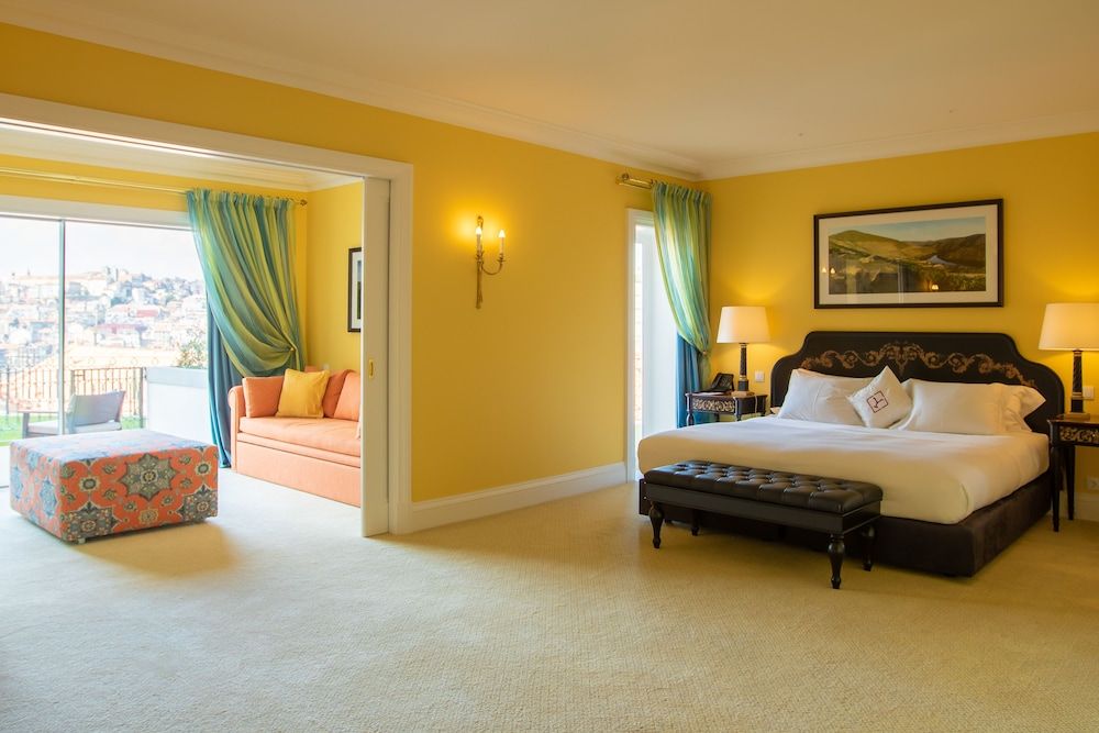 Suite Deluxe - Panoramic River and City View - Floors 3,4,5,6,7 3rd floor requires 2 lifts to access