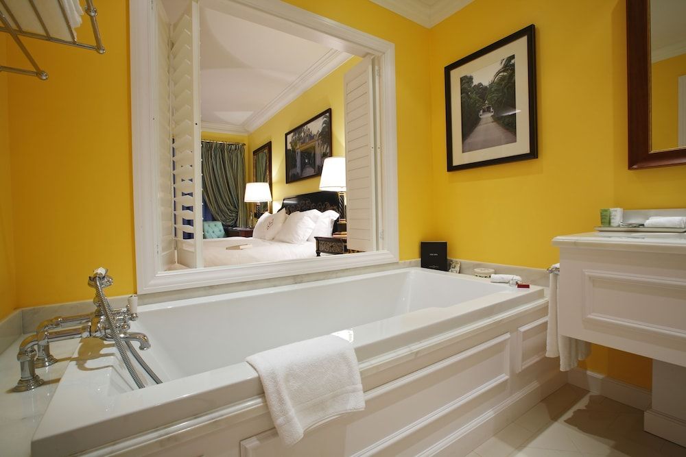 Deep Soaking Bathtub