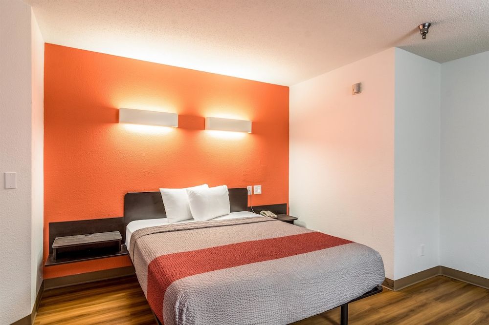 Deluxe Room, 1 Queen Bed, Smoking, Refrigerator & Microwave