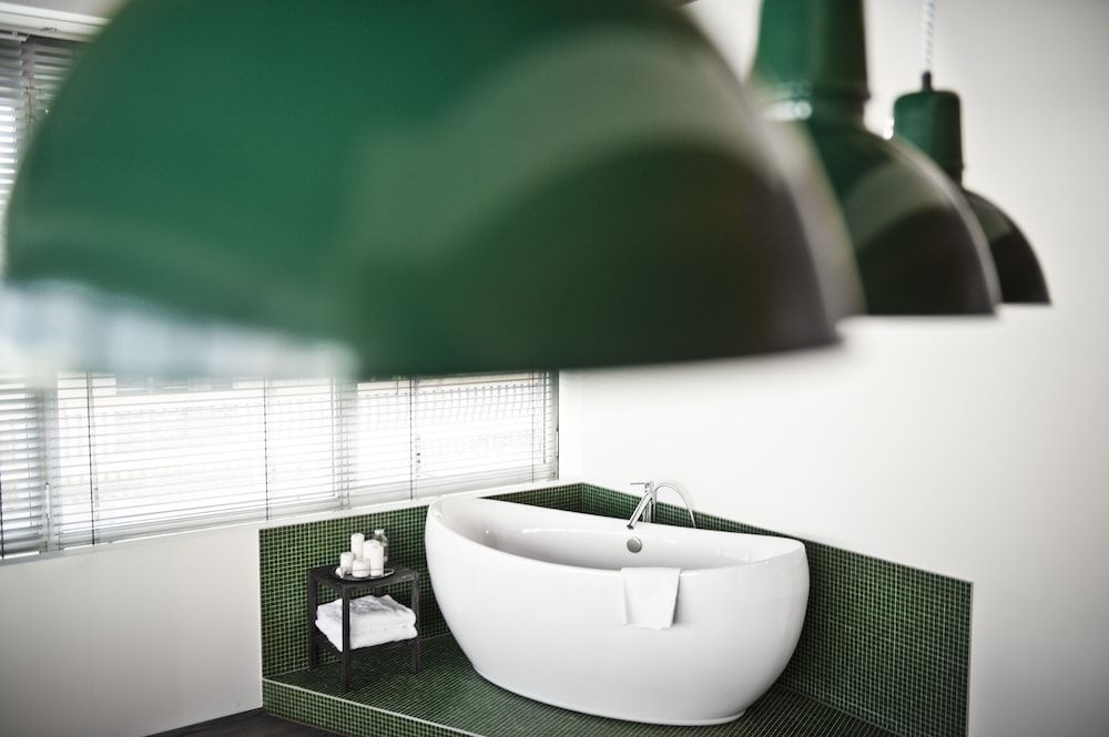 Deep Soaking Bathtub