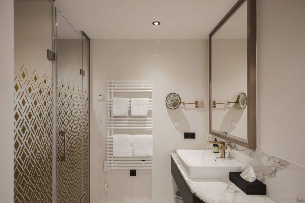 Hotel Schwarzer Bär Deluxe Room 9