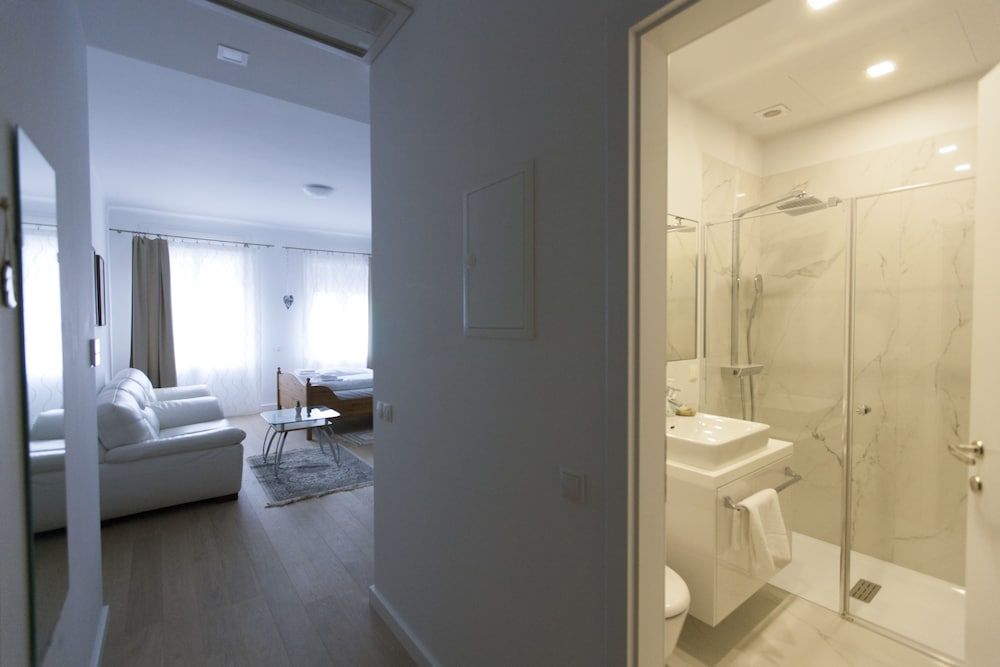 Heart of Vienna Homes Comfort Studio, 1 King Bed, Kitchen 10