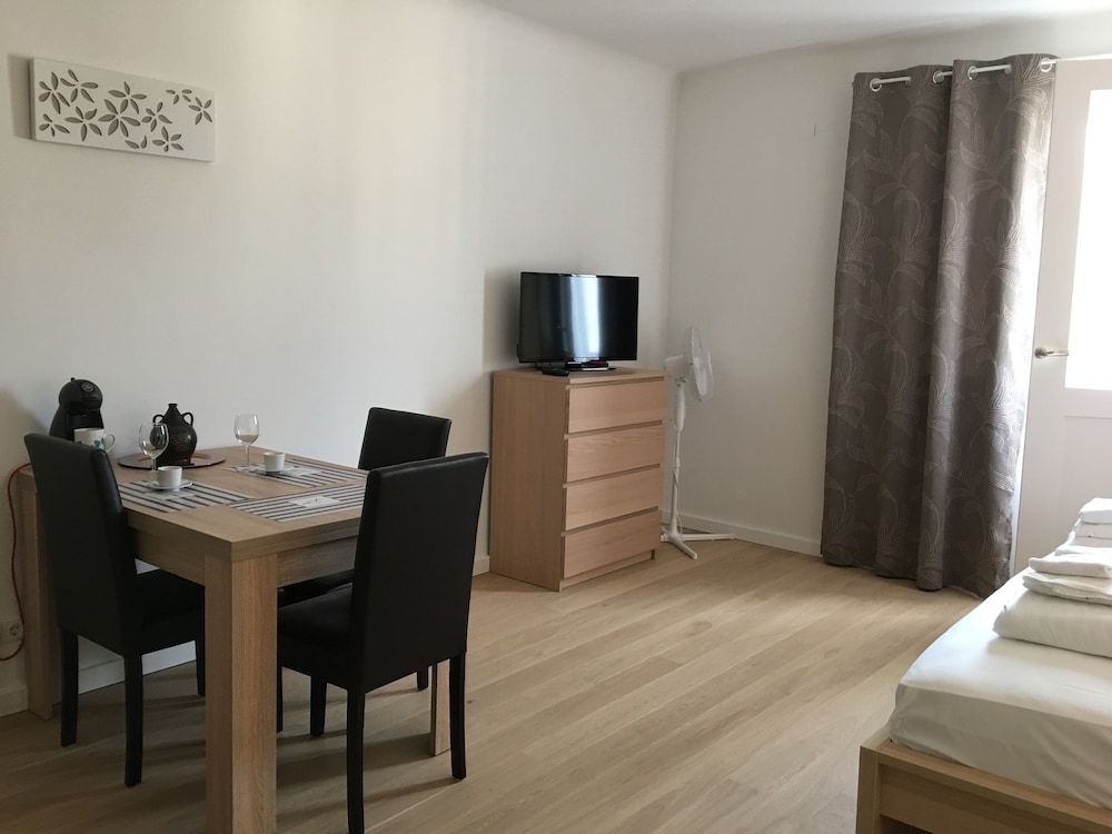 Heart of Vienna Homes Comfort Studio, 1 King Bed, Kitchen 15