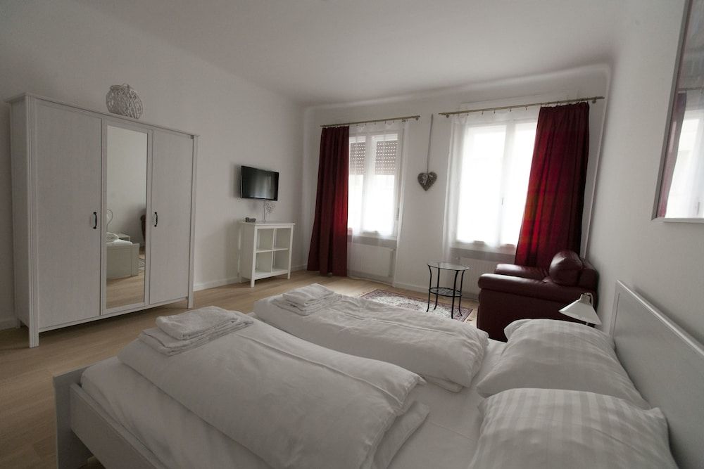 Heart of Vienna Homes Luxury Apartment, 2 Bedrooms, 2 Bathrooms 3