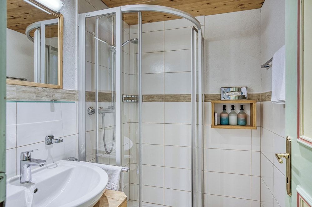 Hotel Alpenstolz Basic Double Room 5