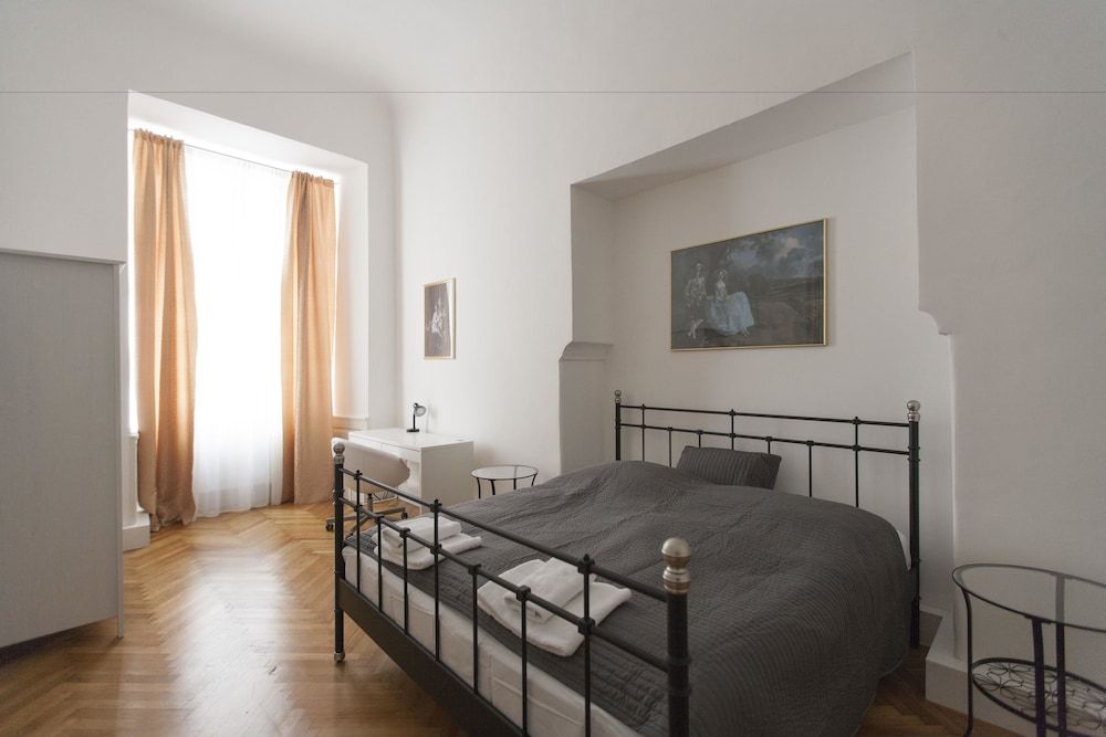 Heart of Vienna Luxury Residence Luxury Apartment, 2 Bedrooms, Kitchen (including 70 € cleaning fee) 4