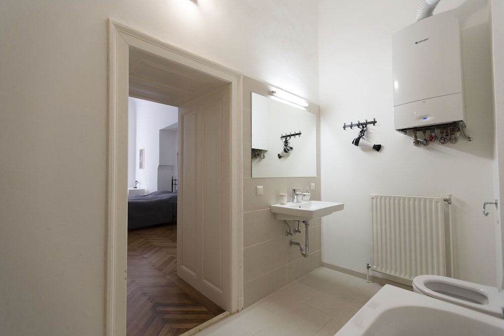 Heart of Vienna Luxury Residence Luxury Apartment, 2 Bedrooms, Kitchen (including 70 € cleaning fee) 6