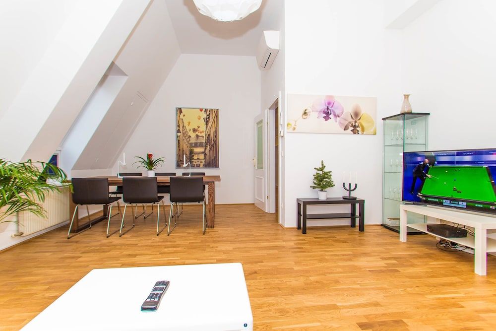 Vienna Hotspot - Rathaus Deluxe Penthouse, 2 Bedrooms (TOP - 17) 10