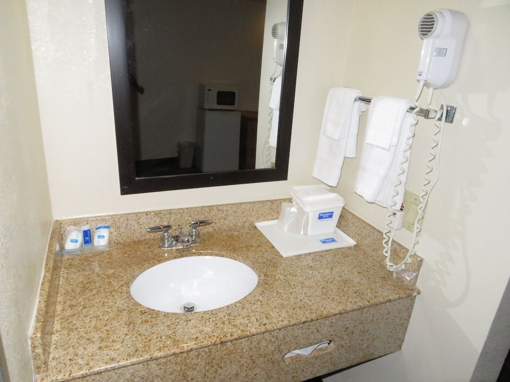 Rodeway Inn Austell Six Flags Standard Double Room, 2 Double Beds, Non Smoking 6