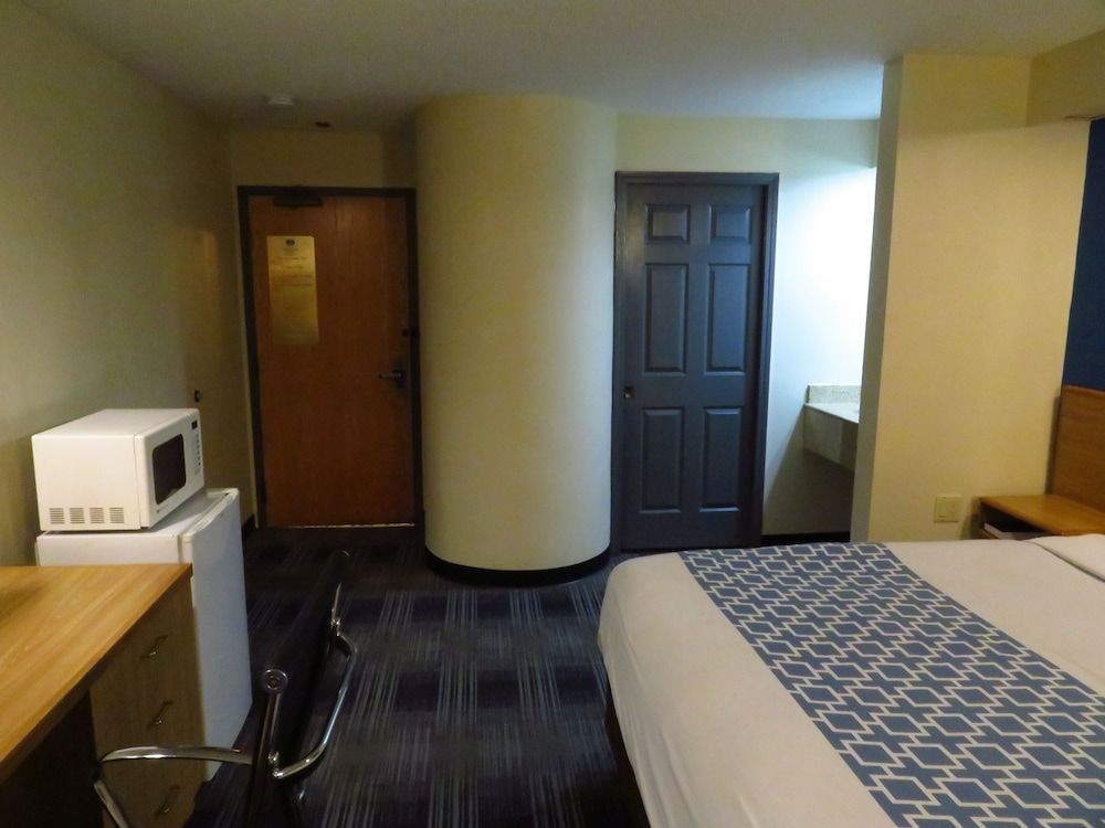 Rodeway Inn Austell Six Flags Standard Room, 1 King Bed, Non Smoking 7