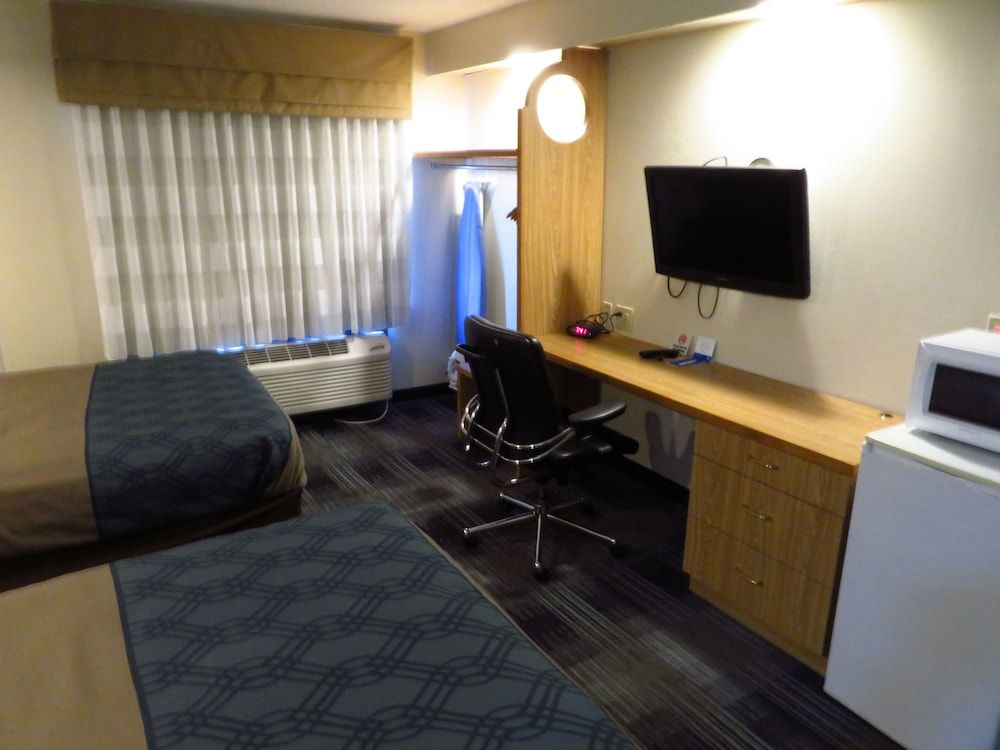 Rodeway Inn Austell Six Flags Standard Double Room, 2 Double Beds, Non Smoking 7