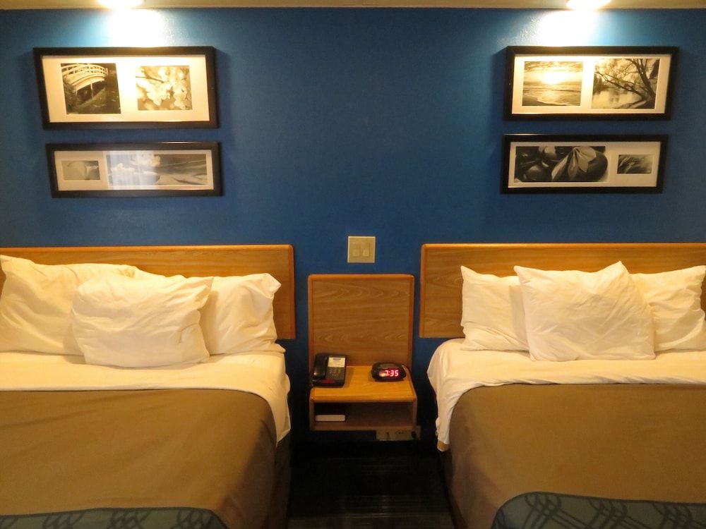 Rodeway Inn Austell Six Flags Standard Double Room, 2 Double Beds, Non Smoking 4