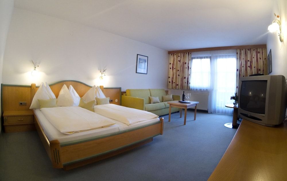 Standard Quadruple Room, 1 Queen Bed with Sofa bed, Mountain View, Mountainside