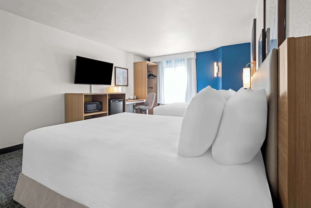 Room, 2 Queen Beds, Accessible (Mobility & Roll-In Shower)