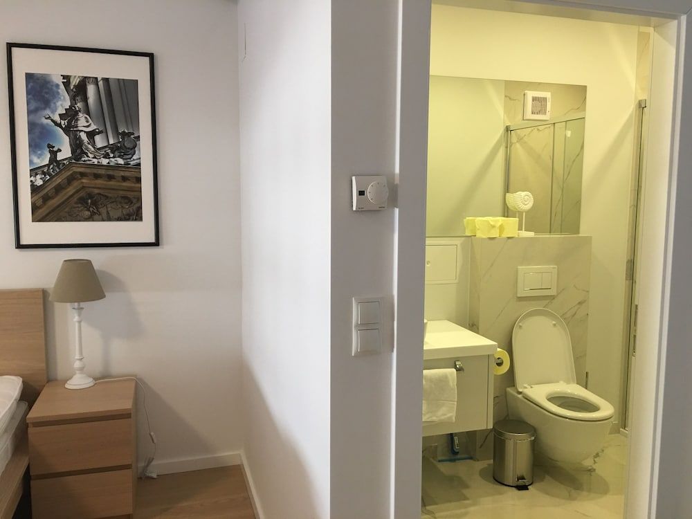 City-center Hoher Markt Standard Room, 1 King Bed, Private Bathroom 3