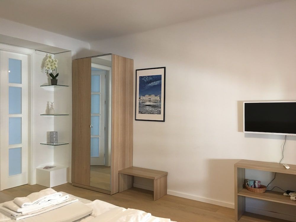 City-center Hoher Markt Standard Room, 1 King Bed, Private Bathroom 7