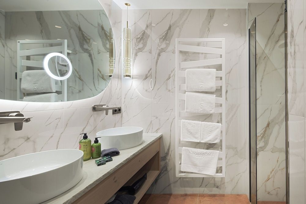 Hotel Neue Post Juniorsuite Zirbe with balcony 4