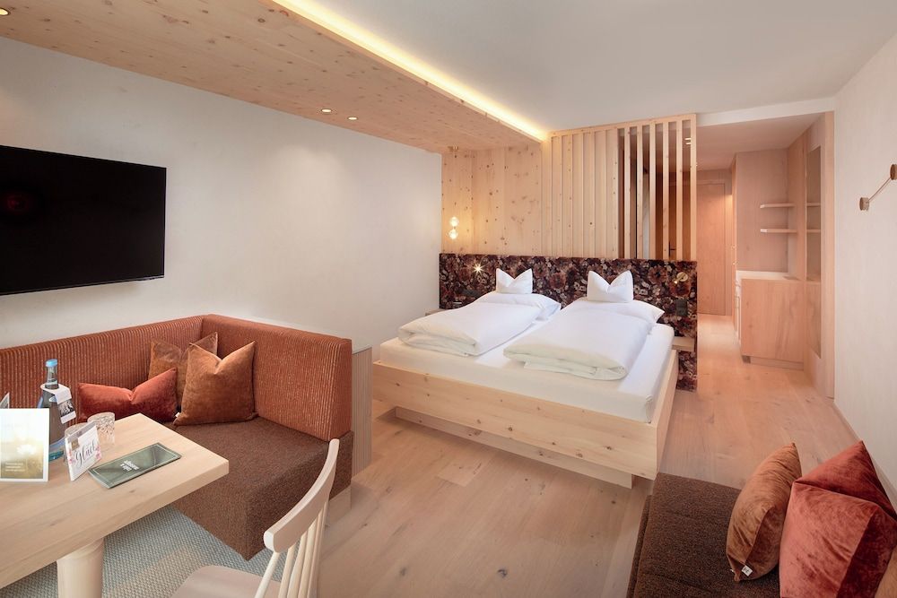 Hotel Neue Post Junior Suite Swiss stone pine